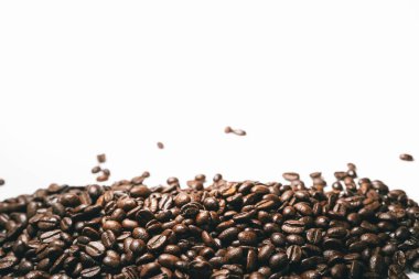 Kızarmış kahve taneleri beyaz arka plan üzerinde kapat