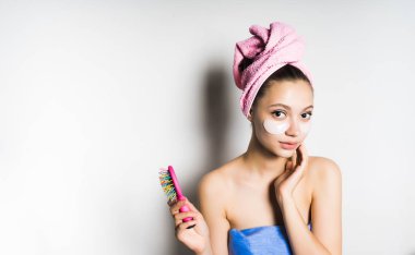 Gözlerinin altındaki bir maske ile genç bir kadın