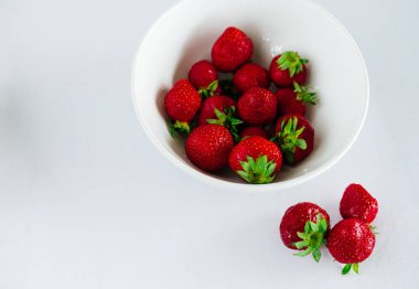 Taze çiğ sağlıklı beslenme çilek meyve plaka, izole beyaz, görünümü yukarıda, flatlay yakın-up, boşaltmak için metin, çerçeve