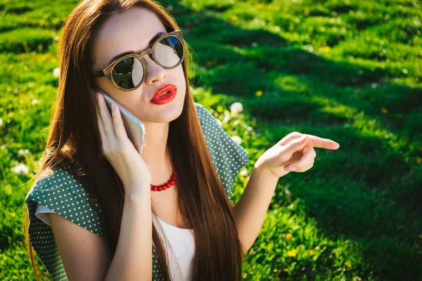 Evet ve parkta bir parmak işaret iş kadını