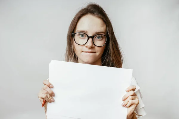 Teenager fragen mit weißen Rohling a4 Portrait — Stockfoto