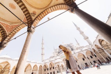Bir eşarp genç bir Müslüman kadın Istanbul camiye gider. Yaz tatili, seyahat. İspanyol kız, İran, Suriye kadın