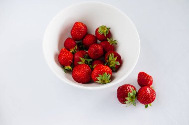 Taze çiğ sağlıklı beslenme çilek meyve plaka, izole beyaz, görünümü yukarıda, flatlay yakın-up, boşaltmak için metin, çerçeve