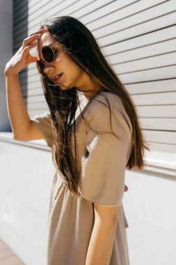 Saç, görünümü arkadan uçan ile şık genç kız