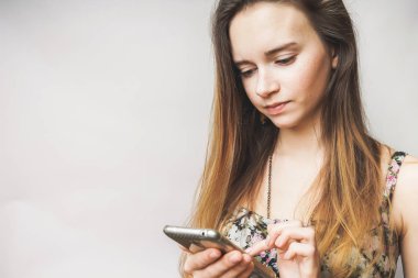 Akıllı telefon, arayan genç kadın manifatura ve okuma