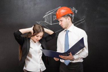 Bir kaç inşaat işçisi savunarak, ev ve proje hakkında savunarak