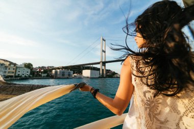 Istanbul bir tekne, bir arka plan üzerinde köprü üzerinden bir yürüyüş genç güzel kız