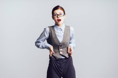 Ofis çalışanı sıkılaştırır pantolon, kilo vermişsin, küçük maaş