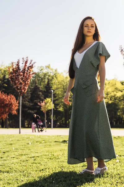 Verdrietig, boos vrouw buiten lopen alleen in park — Stockfoto