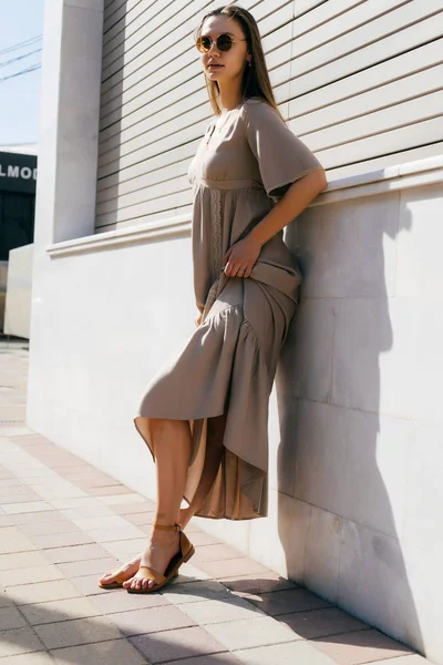 Chica en vestido posando al aire libre, moda al aire libre — Foto de Stock
