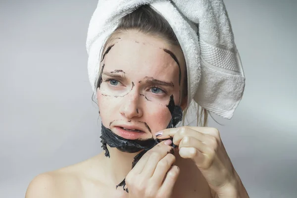 Mulher beleza removido preto mack, rosto limpo, cuidados com a pele, cuidados com a pele — Fotografia de Stock