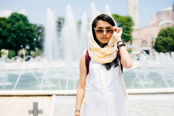Un retrato de cerca de una joven musulmana moderna en las vacaciones de verano vestidos de gafas — Foto de Stock