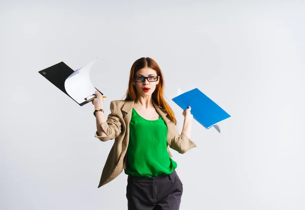 Femme d'affaires avec des documents dans les mains. Étonné — Photo