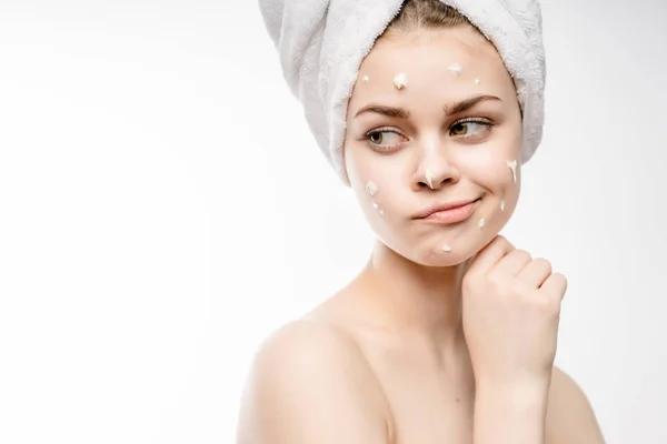 The girl looks after the skin, applies cream — Stock Photo, Image