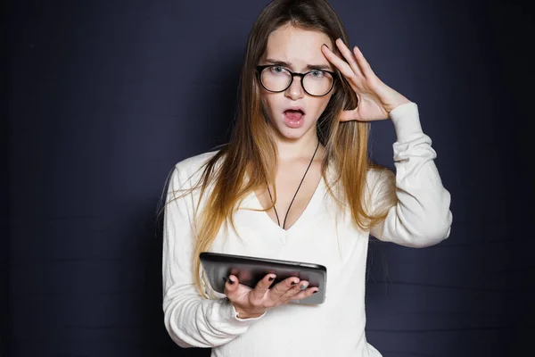 Удивленная девушка с планшетным компьютером в руке — стоковое фото
