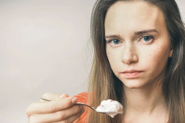 Mulher oferecer iogurte para câmera. dieta rosto faminto — Fotografia de Stock