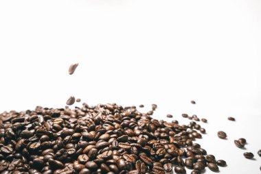 Beyaz arka plan üzerinde kızarmış kahve çekirdekleri