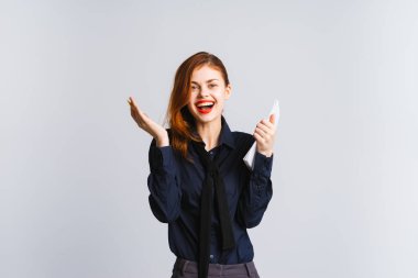 Beyaz bir arka plan üzerinde mutlu neşeli ofis çalışanı