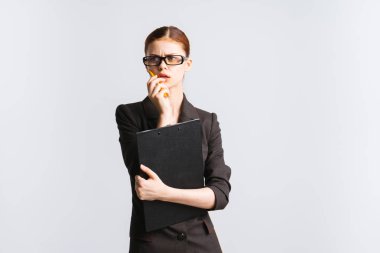 Bir sinir bozucu genç kadın muhasebeci kesinlikle bir yana, bir kalem ile görünüyor