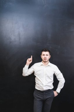 Yazı tahtası ve parmağını üst puanla öğretmen standları.