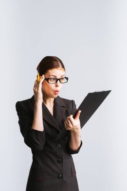 Genç kadın muhasebeci, öğretmen, kağıtları sürpriz arıyor şaşırttı