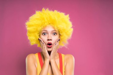 Bir genç kızın bir peruk içinde sürpriz yüz
