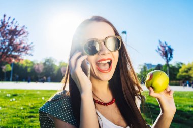 Hareket eden telefon ile duygusal bir kadın. Diş beyazlatma. Diş Bakımı.