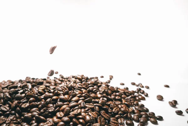 Beyaz arka plan üzerinde kızarmış kahve çekirdekleri