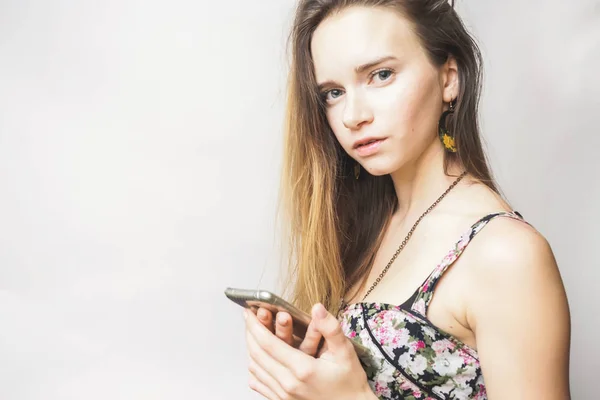 Sommer glückliche junge Frau mit Smartphone lächelnd — Stockfoto