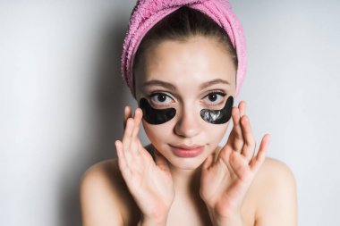 Kız gözlerinin altında siyah jel maskesi