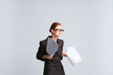 Genç kadın memur, öğretmen. Sesler, stres, üzgün, kızgın