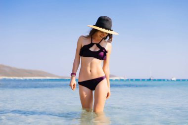 Deniz ayakta kadın sıcak güneşli bir gün