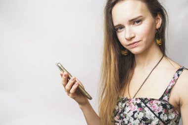 Telefon elinde kamera, akıllı telefon görünümlü kadınla