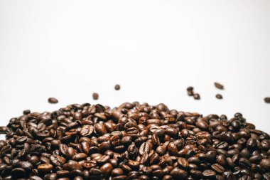 Beyaz arka plan üzerinde kızarmış kahve çekirdekleri
