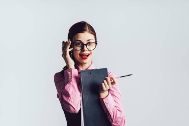 Telefonda konuşurken elbiseli şaşırmış mutlu kız