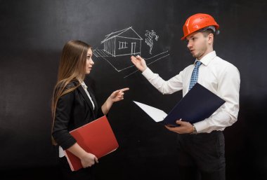 İnşaat işçileri ve müşteri birkaç proje hakkında evde iletişim