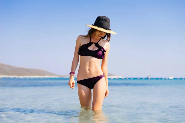 Femme dans la mer debout, chaude journée ensoleillée — Photo