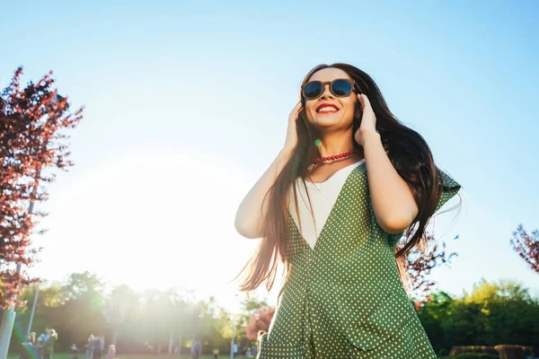 Felice sorridente brillare giovane ragazza, gioia, godersi la vita, libertà estate brillare concetto — Foto Stock