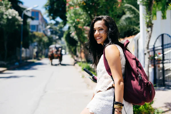 Mulher bonita situada na bicicleta na cidade velha, phaeton no fundo, tropical — Fotografia de Stock