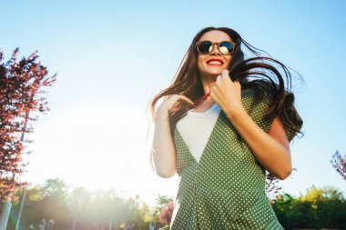 Mutlu gülümseyen Parlatıcı genç kız, sevinç, zevk almak hayat, özgürlük yaz Parlatıcı kavramı