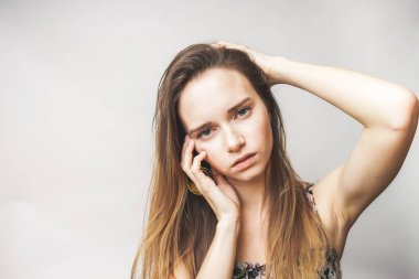 Uzun saçlı genç kız poz yorgun