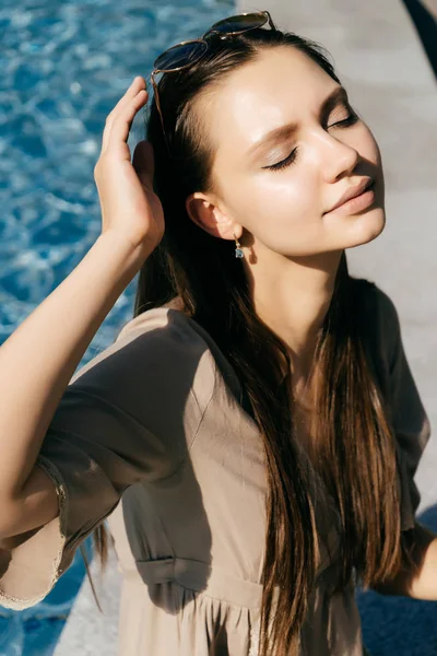 Giovane donna di moda con occhiali vicino alla piscina, copyspace, estate calda — Foto Stock