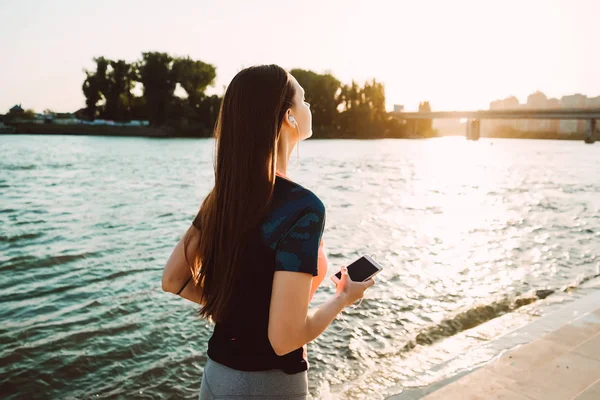 Ragazza attiva con i capelli lunghi su una corsa in spiaggia — Foto Stock