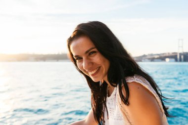 Günbatımı ve gülüyor, bir yat, bir feribot tekne gezisi, lüks Istanbul seyahat bir güzel latin kız portresi