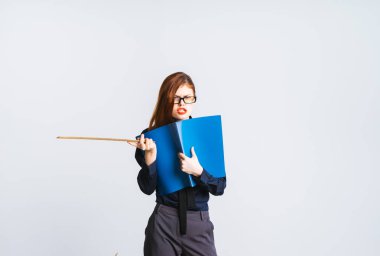 kötü kadın elbiseli bir işaretçi ve klasör elinde tutan izole bir beyaz arka plan üzerinde