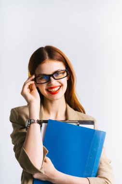 Kırmızı ruj ile kız gülümseyerek ve gözlüklü kağıtları izole beyaz arka plan üzerinde olan bir klasörde tutar