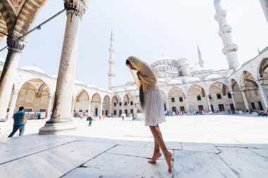 Bir eşarp genç bir Müslüman kadın Istanbul camiye gider. Yaz tatili, seyahat. İspanyol kız, İran, Suriye kadın