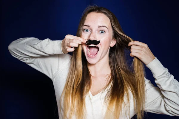 uzun saçlı gülümseyen kız izole mavi arka plan yüzünde writhes