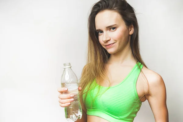Happy sportovní dospívající žena s lahví vody nápoje — Stock fotografie