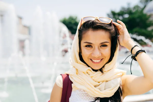 Close-up portrait of a happy young Muslim woman in a scarf and glasses. Summer travel, exchange student — Stock Photo, Image